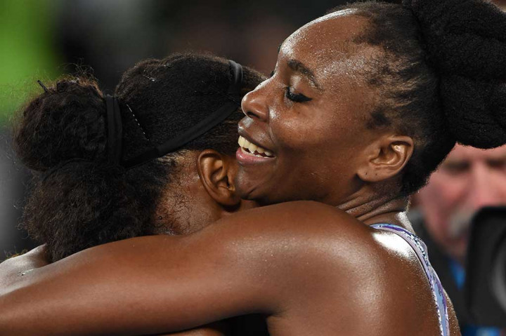 Venus memberi selamat kepada Serena.