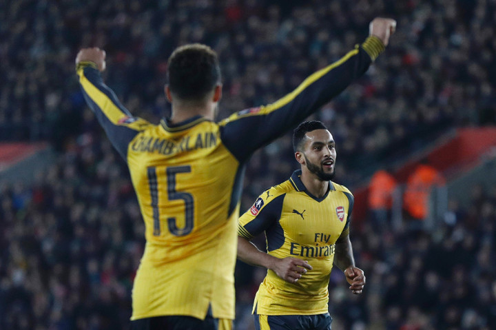 Menit ke-35 giliran Theo Walcott mencatatkan namanya di papan skor. Kedudukan 3-0 bertahan hingga jeda.