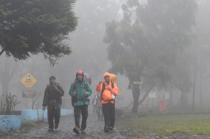 Sejumlah calon pendaki Gunung Lawu membatalkan pendakian di jalur pendakian Cemoro Sewu, Magetan, Jawa Timur.