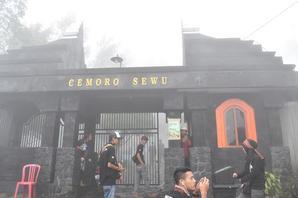 Sejumlah calon pendaki Gunung Lawu tertahan di depan gerbang jalur pendakian di Cemoro Sewu, Magetan, Jawa Timur.