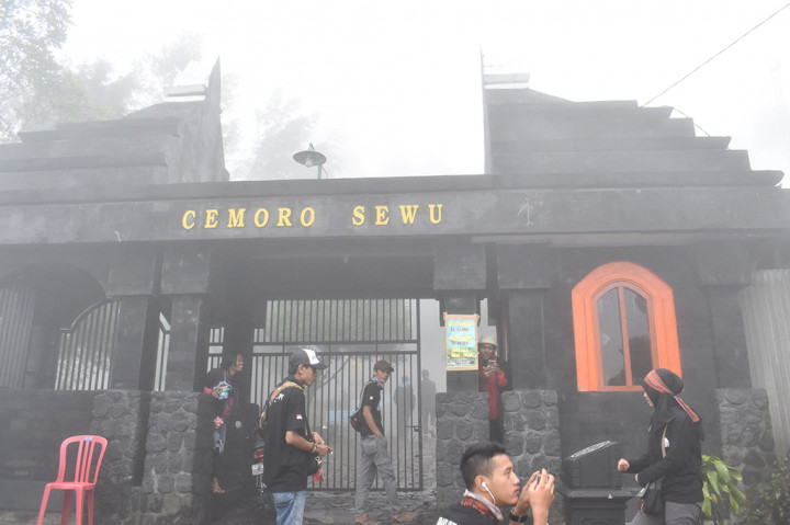 Sejumlah calon pendaki Gunung Lawu tertahan di depan gerbang jalur pendakian di Cemoro Sewu, Magetan, Jawa Timur.