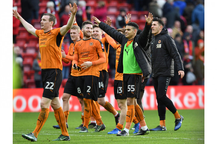 Para pemain Wanderers meluapkan kegembiraan mereka.