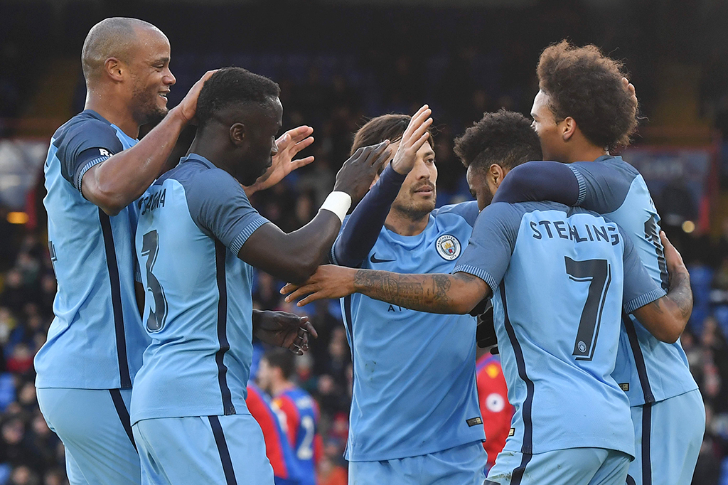 Para pemain City melakukan selebrasi.