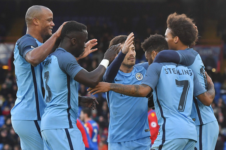 Para pemain City melakukan selebrasi.