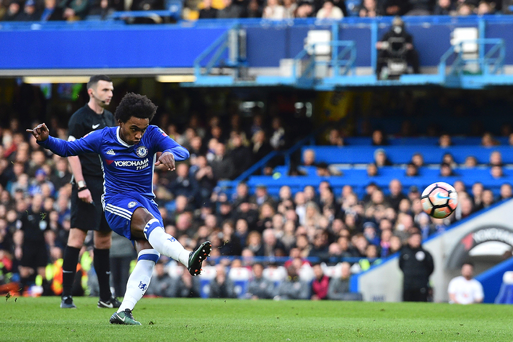 Tuan rumah memecah kebuntuan pada menit ke-14 lewat Willian.