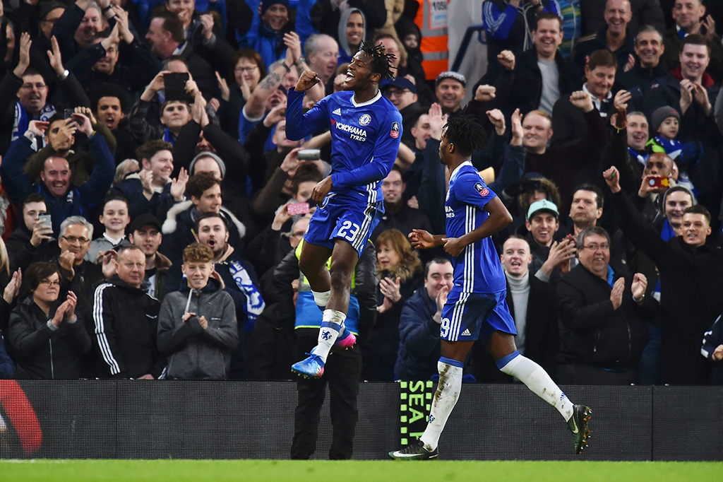 Penalti Michy Batshuayi menit ke-80 menggenapi kemenangan Chelsea menjadi 4-0.