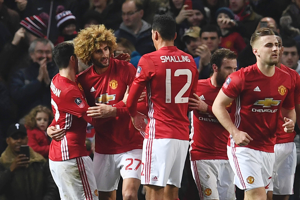 Bermain di kandang sendiri, Manchester United menguasai jalannya pertandingan, namun baru bisa membuka skor pada menit ke-44 lewat Marouane Fellaini.