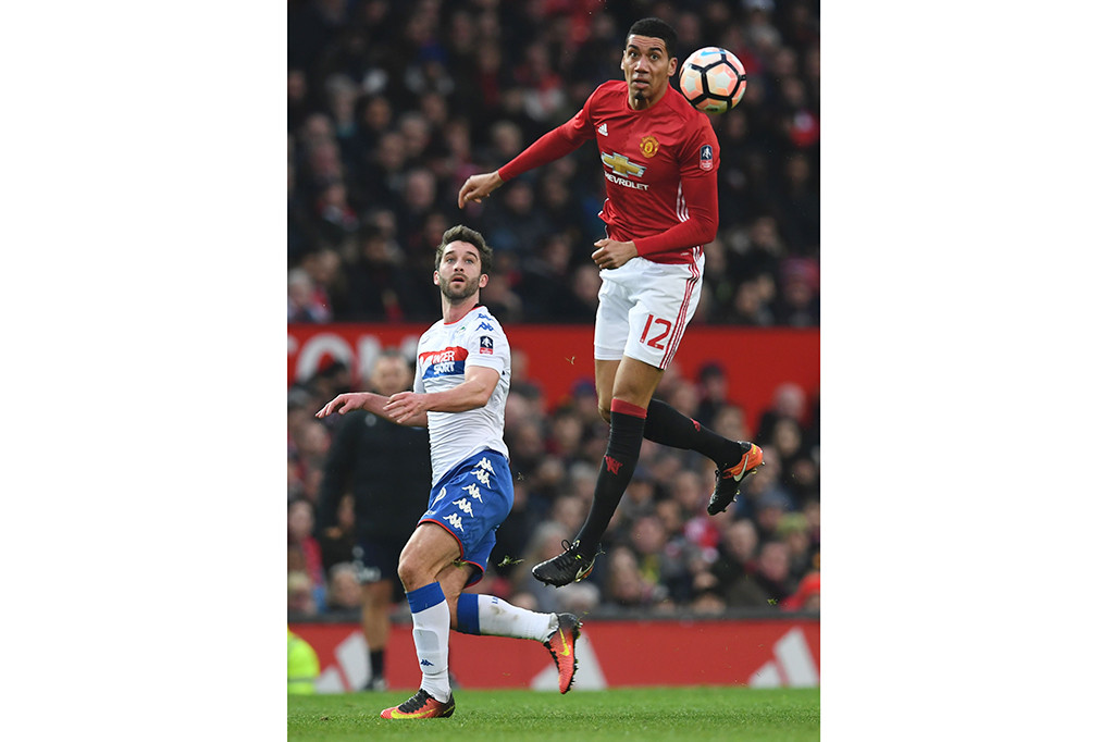 MU baru bisa menggandakan keunggulan pada menit ke-57 lewat Chris Smalling.