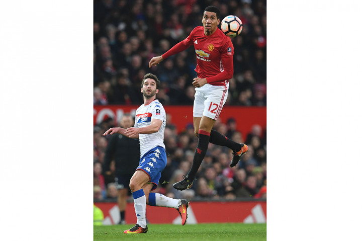 MU baru bisa menggandakan keunggulan pada menit ke-57 lewat Chris Smalling.