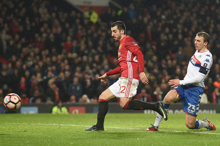 Giliran Henrikh Mkhitaryan mencatatkan namanya di papan skor pada menit ke-71.