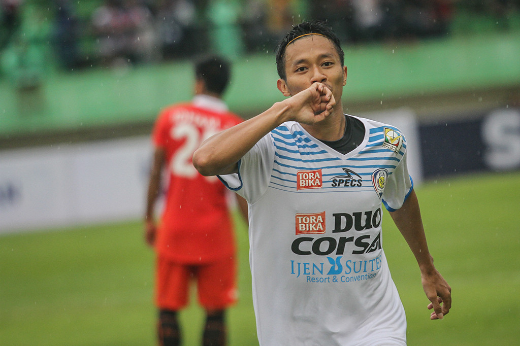 Pemain Arema FC, Dendi Santoso melakukan selebrasi usai berhasil menjebol gawang Persija Jakarta.