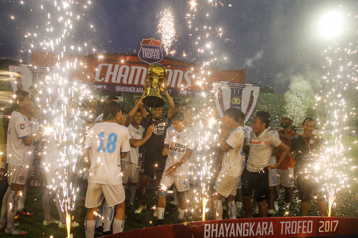 Arema FC berhasil menjuarai turnamen Trofeo Cup 2017 setelah mengalahkan Persija Jakarta 1-0 dan bermain imbang melawan Bhayangkara FC 0-0.