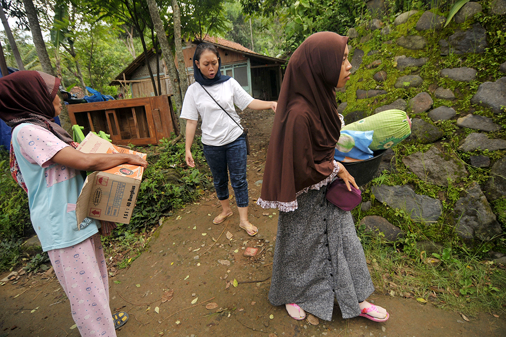 Sejumlah warga mengangkut barang miliknya akibat tanah bergerak di Desa Dermasuci, Kabupaten Tegal, Jawa Tengah.