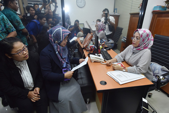 Ketua koalisi organisasi buruh migran Indonesia di Hongkong yang tergabung dalam Lingkaran Aku Cinta Indonesia (LACI), Nur Halimah (tengah) didampingi Wakil Ketua Sri Martuti (kiri) melaporkan Wakil Ketua DPR RI Fahri Hamzah ke Mahkamah Kehormatan Dewan.