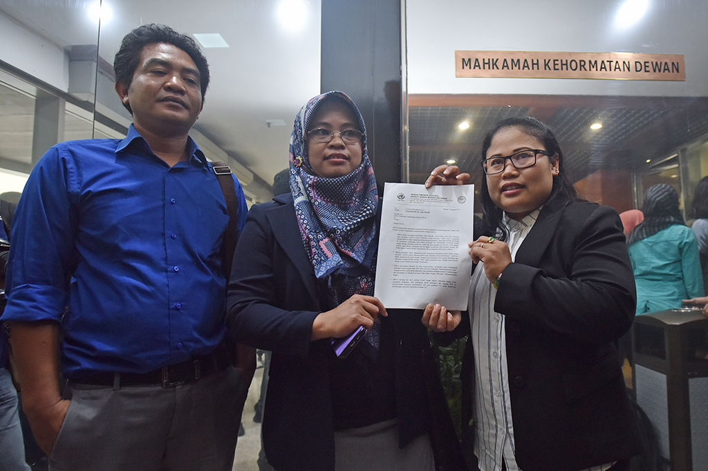 Pelaporan Fahri berkaitan dengan kicauannya di twitter yang dinilai merendahkan TKI di luar negeri karena menyebut 'babu' di negara asing.