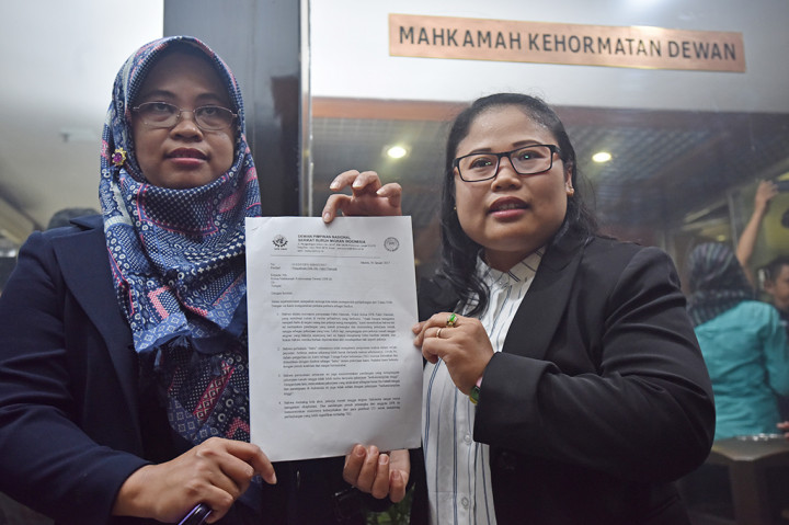 Dalam tuntutannya pelaporan tersebut, ia berharap MKD memeriksa Fahri Hamzah atas dugaan pelanggaran kode etik sebagai anggota DPR. 