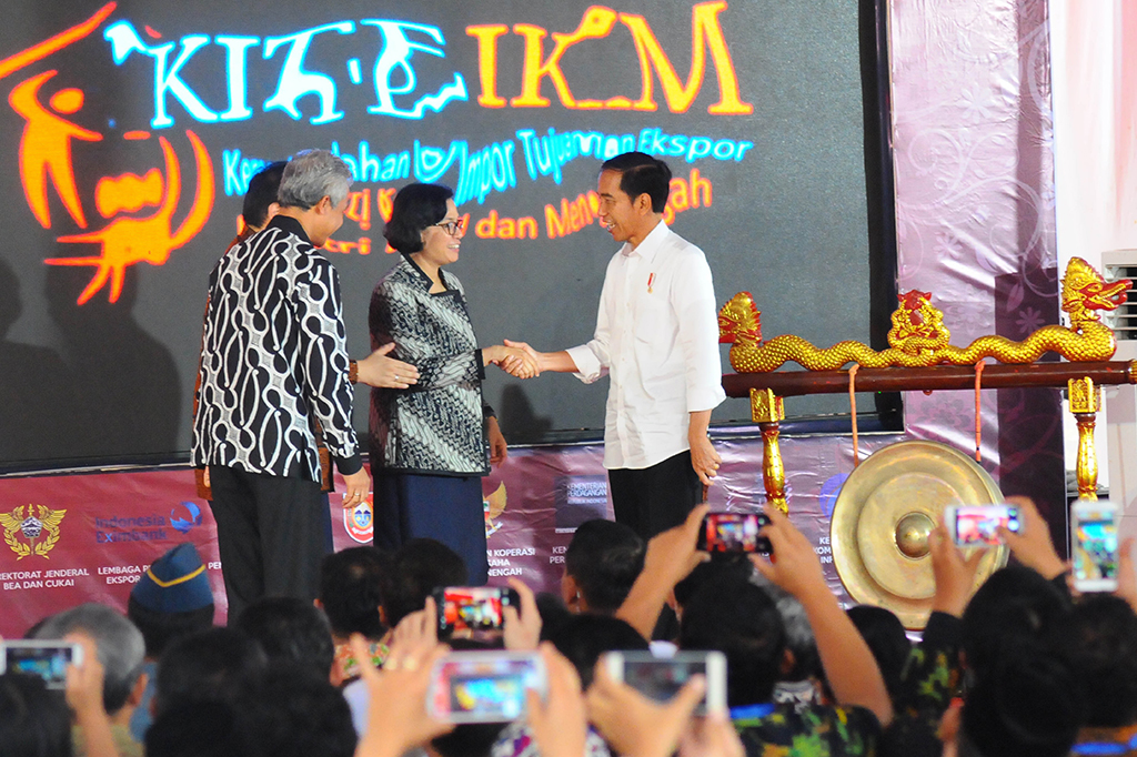 Presiden Jokowi (kanan) bersama Menteri Keuangan Sri Mulyani (kedua kiri) dan Gubernur Jateng Ganjar Pranowo saat peluncuran fasilitas kebijakan Kemudahan Impor Tujuan Ekspor untuk Industri Kecil dan Menengah (KITE IKM) di Tumang, Boyolali, Jawa Tengah.