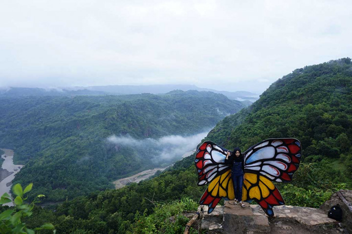 Pengunjung berfoto selfie di spot kupu-kupu di Jurang Tembelan, Kanigoro, Dlingo, Bantul.