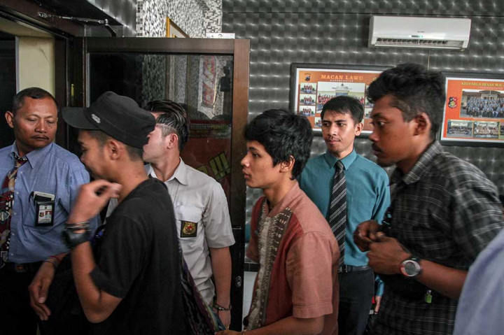 Panitia Diklatsar Mapala Unisi UII Yogyakarta memasuki ruangan untuk menjalani pemeriksaan sebagai saksi di Polresta Karanganyar, Karanganyar, Jawa Tengah, Selasa (31/1).