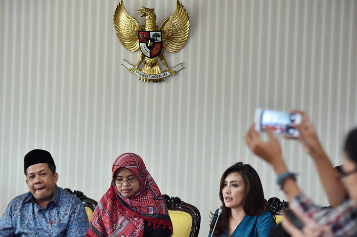 Wakil Ketua DPR Fahri Hamzah (kiri) bersama Ketua Lingkaran Aku Cinta Indonesia (LACI) Nur Halimah (tengah) dan anggota pengawas TKI DPR Rieke Dyah Pitaloka memberikan keterangan kepada wartawan usai melakukan pertemuan tertutup.