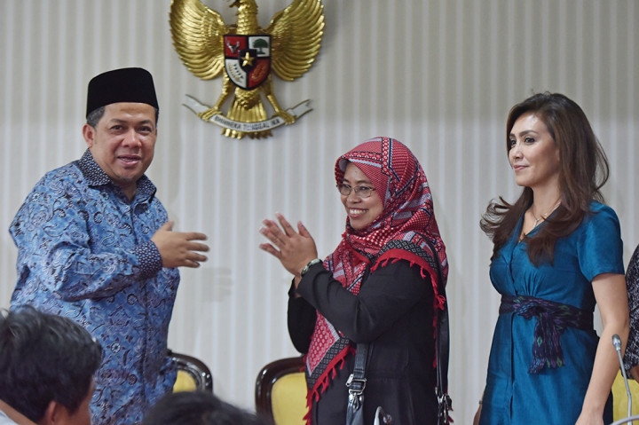 Wakil Ketua DPR Fahri Hamzah (kiri) bersama Ketua Lingkaran Aku Cinta Indonesia (LACI) Nur Halimah (tengah) dan anggota pengawas TKI DPR Rieke Dyah Pitaloka memberikan keterangan kepada wartawan usai melakukan pertemuan tertutup.
