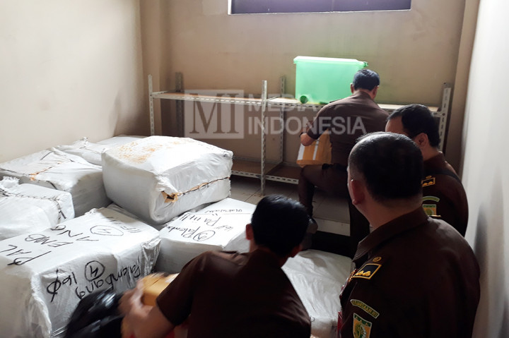 Tim Penyidik Kejaksaan Agung memeriksa barang bukti kasus dugaan korupsi dana hibah dan bansos Pemprov Sumsel anggaran 2013 lalu.