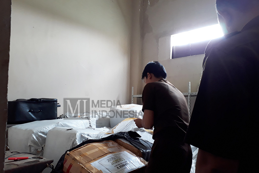 Pengecekan berkas itu dilakukan di gudang khusus barang bukti di Kantor Kejaksaan Negeri Palembang.
