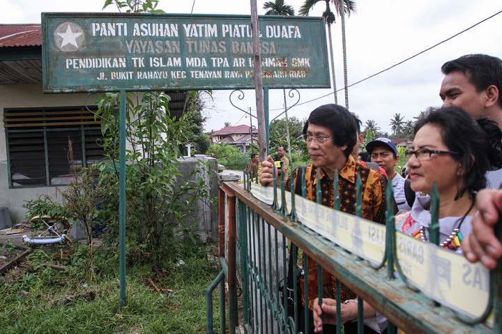 Ketua Komnas Perlindungan Anak Indonesia Seto Mulyadi (tengah) didampingi Ketua Lembaga Perlindungan Anak Riau Ester Yuliana (kanan) mendatangi Panti Asuhan yayasan Tunas Bangsa Pekanbaru, di Pekanbaru, Riau.