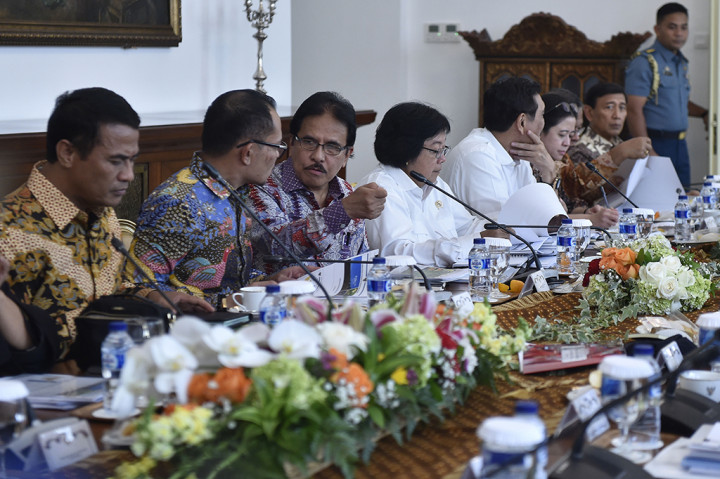 Sejumlah menteri kabinet kerja mengikuti rapat terbatas tentang Kebijakan Ekonomi Berkeadilan di Istana Kepresidenan Bogor, Jawa Barat.