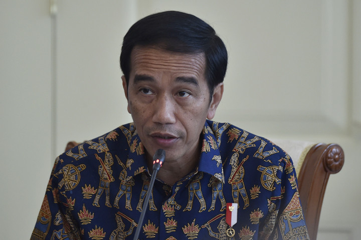 Presiden Joko Widodo memimpin rapat terbatas tentang Kebijakan Ekonomi Berkeadilan di Istana Kepresidenan Bogor, Jawa Barat.