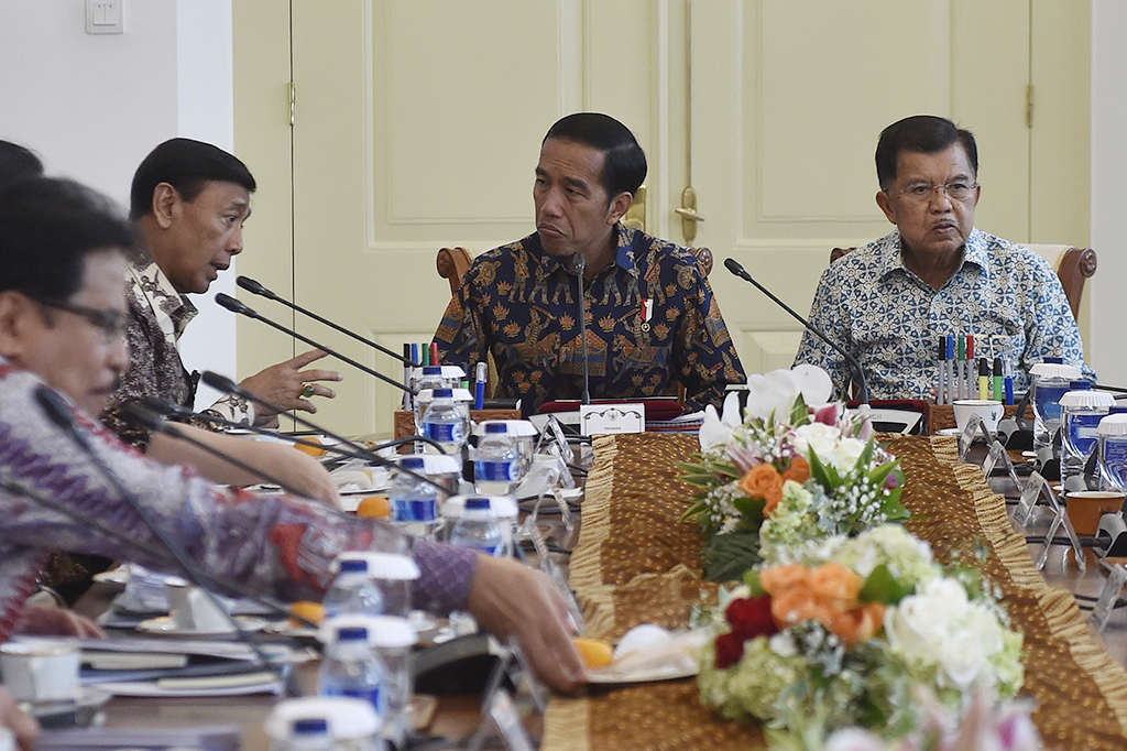 Presiden Joko Widodo (ketiga kiri) didampingi Wakil Presiden Jusuf Kalla (kanan) berbincang dengan Menkopolhukam Wiranto (kedua kiri) saat rapat terbatas di Istana Kepresidenan Bogor, Jawa Barat.