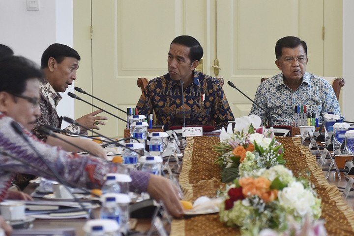 Presiden Joko Widodo (ketiga kiri) didampingi Wakil Presiden Jusuf Kalla (kanan) berbincang dengan Menkopolhukam Wiranto (kedua kiri) saat rapat terbatas di Istana Kepresidenan Bogor, Jawa Barat.