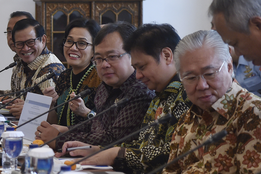 Menteri Keuangan Sri Mulyani (ketiga kiri), Kepala Bappenas Bambang Brodjonegoro (tengah), Menteri Perindustrian Airlangga Hartarto (ketiga kanan), Menteri Perdagangan Enggartiasto Lukita (kedua kanan), Menteri PUPR Basuki Hadimujono (kanan), Seskab Pramono Anung (kedua kiri) dan Mensesneg Pratikno mengikuti rapat terbatas.