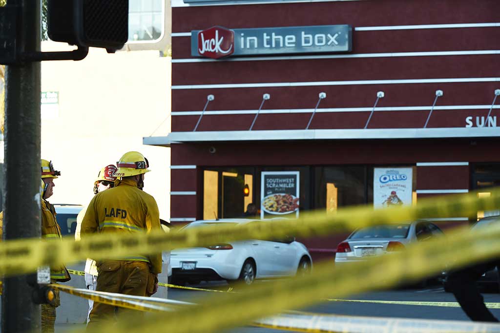 Sebelumnya, seorang pria yang belum diketahui identitasnya melakukan penusukan membabi-buta di jalan dan pengunjung restoran.