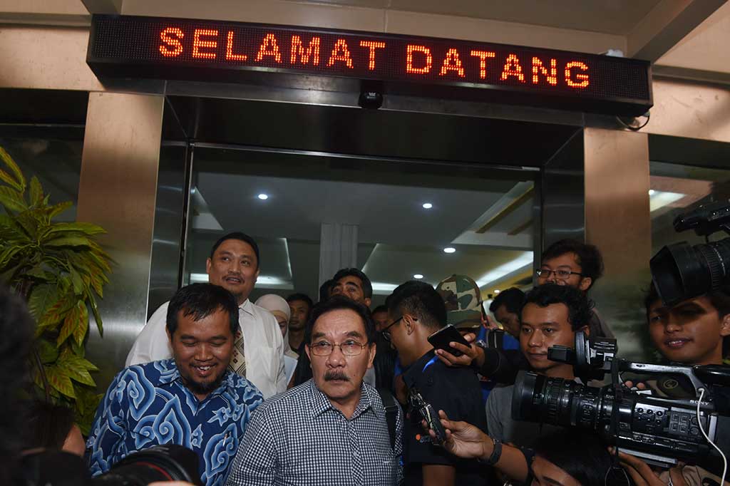Mantan Ketua KPK Antasari Azhar (kedua kiri) meninggalkan gedung Ditreskrimsus Polda Metro Jaya, Jakarta, Rabu (1/2/2017).