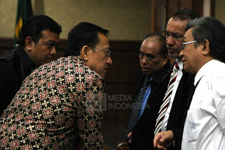 Irman berbincang dengan kuasa hukumnya usai menjalani sidang tuntutan terhadap dirinya.