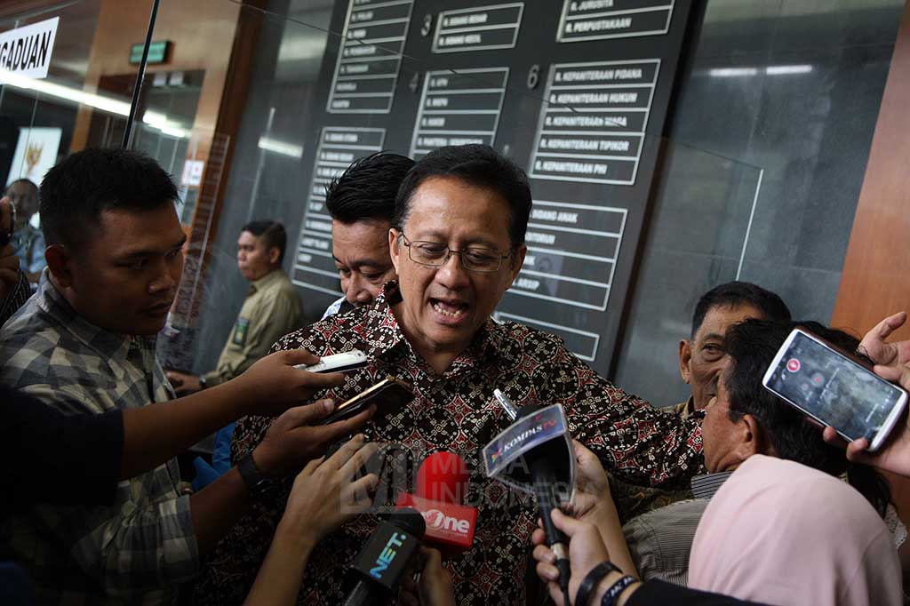 Irman menjawab pertanyaan wartawan  usai menjalani sidang tuntutan terhadap dirinya.