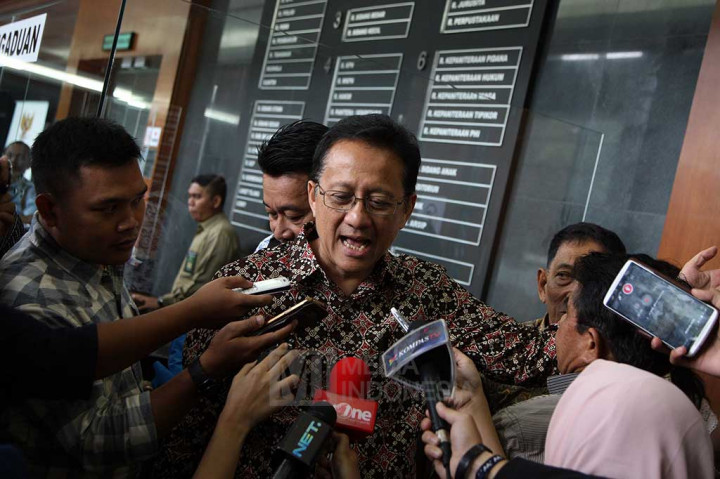Irman menjawab pertanyaan wartawan  usai menjalani sidang tuntutan terhadap dirinya.