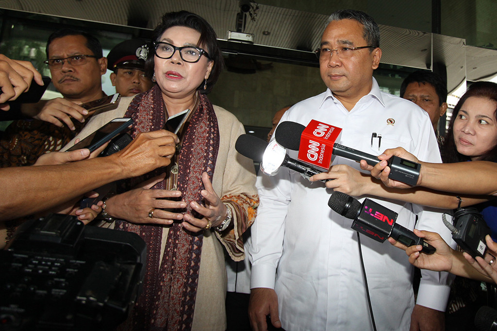 Wakil Ketua KPK Basaria Panjaitan (kiri) bersama Menteri Desa PDT dan Transmigrasi Eko Putro Sandjojo memberikan keterangan pers usai pertemuan di Gedung KPK, Jakarta.