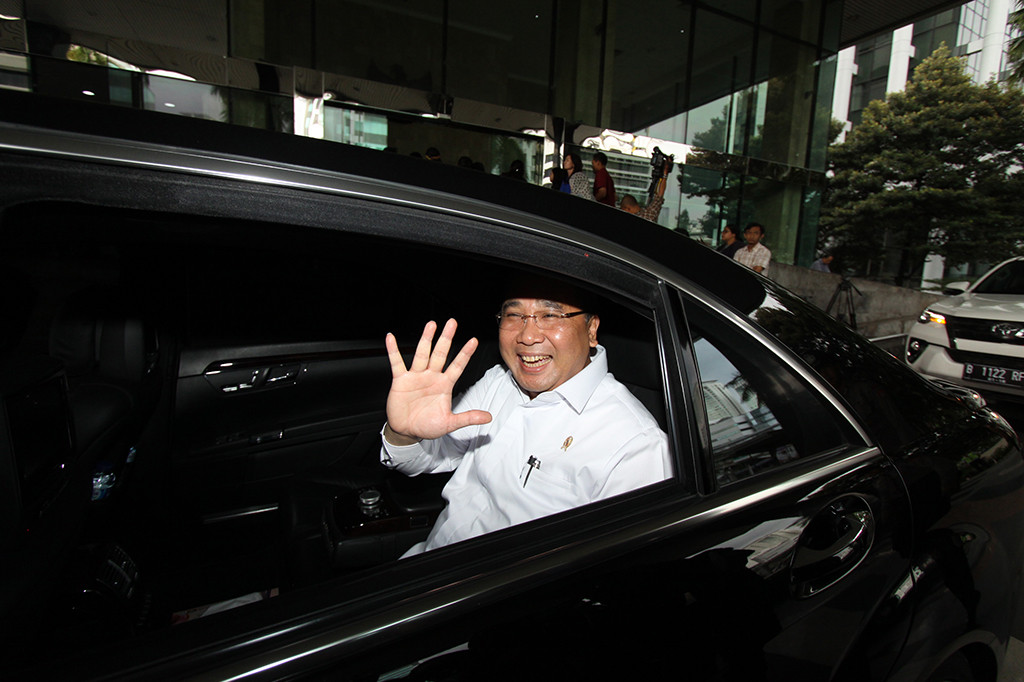 Menteri Desa PDT dan Transmigrasi Eko Putro Sandjojo usai mengadakan pertemuan di Gedung KPK, Jakarta.