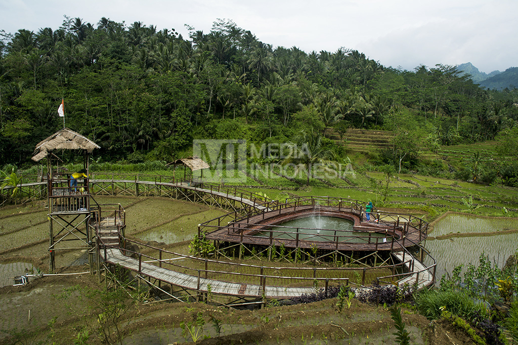 Jembatan Cinta Pring Wulung terletak di Desa Panusupan, Kecamatan Rembang, Purbalingga, Jawa Tengah.