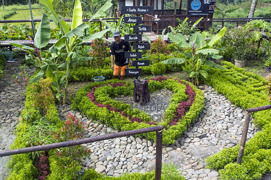 Tempatnya yang sejuk dengan pemandangan alam yang indah membuat tempat ini cukup menyedot wisawatan.