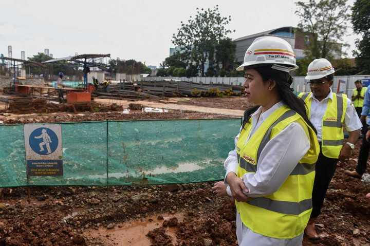 Menteri Koordinator bidang Pembangunan Manusia dan Kebudayaan Puan Maharani didampingi Plt Gubernur DKI Sumarsono meninjau proyek pembangunan venue velodrome balap sepeda I Rawamangun, Jakarta, Rabu (1/2/2017).