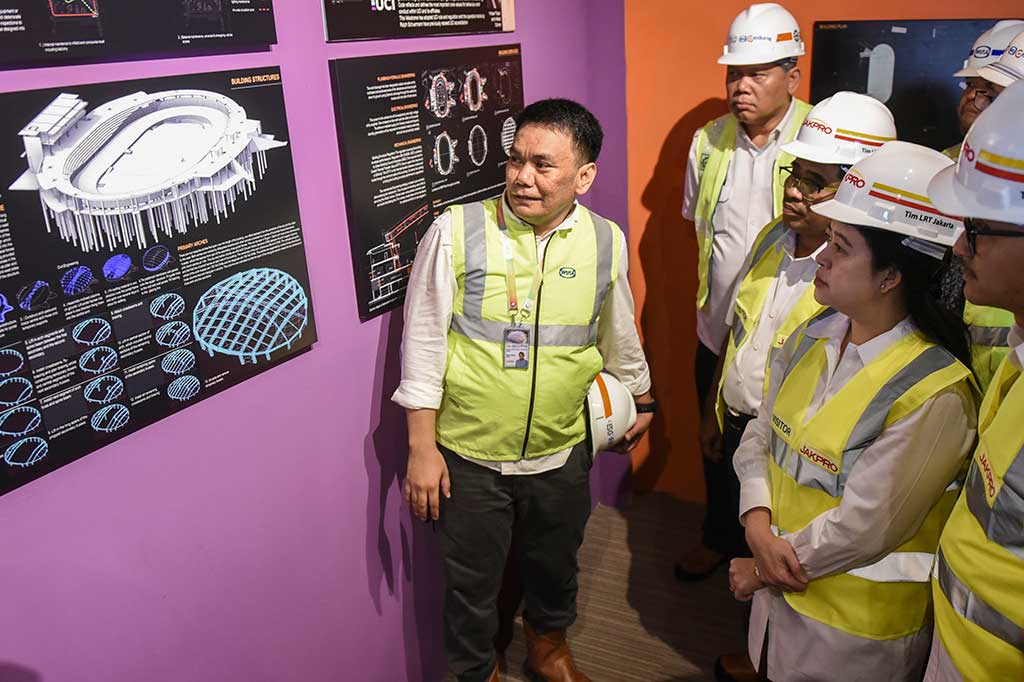Menko PMK Puan Maharani didampingi Plt Gubernur DKI Sumarsono dan Direktur Utama PT Jakpro Satya Heragandhi (kanan) melihat grafis venue saat meninjau proyek pembangunan venue velodrome balap sepeda I Rawamangun, Jakarta.