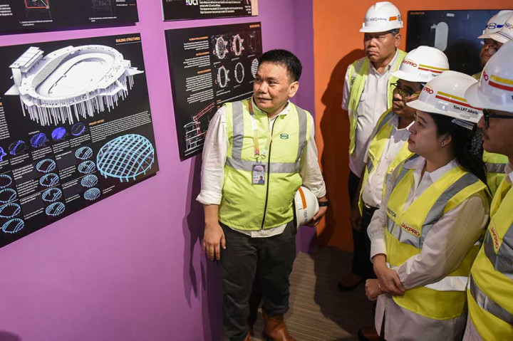 Menko PMK Puan Maharani didampingi Plt Gubernur DKI Sumarsono dan Direktur Utama PT Jakpro Satya Heragandhi (kanan) melihat grafis venue saat meninjau proyek pembangunan venue velodrome balap sepeda I Rawamangun, Jakarta.