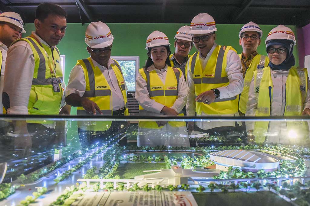 Menko PMK Puan Maharani Didampingi Plt Gubernur DKI Sumarsono dan Direktur Utama PT Jakpro Satya Heragandhi (ketiga kanan) melihat maket venue saat meninjau proyek pembangunan venue velodrome balap sepeda I Rawamangun, Jakarta.