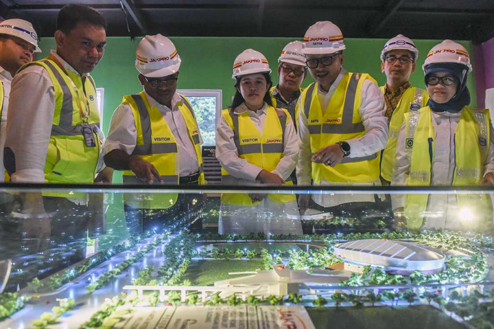 Menko PMK Puan Maharani Didampingi Plt Gubernur DKI Sumarsono dan Direktur Utama PT Jakpro Satya Heragandhi (ketiga kanan) melihat maket venue saat meninjau proyek pembangunan venue velodrome balap sepeda I Rawamangun, Jakarta.