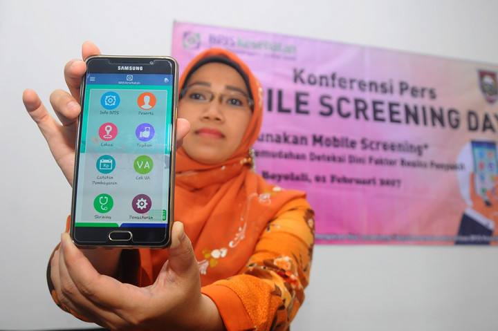 Petugas BPJS Kesehatan menunjukan aplikasi BPJS Kesehatan Mobile pada peluncuran di Dinas Kesehatan Boyolali, Jawa Tengah.