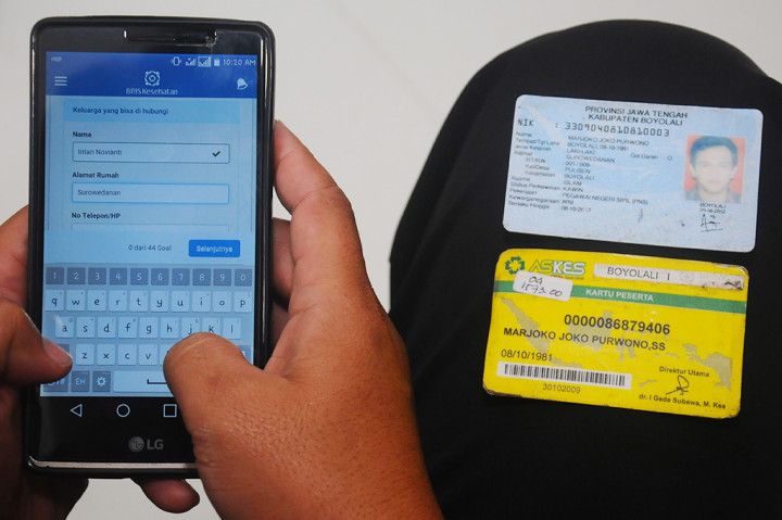 Warga mengisi biodata saat menggunakan aplikasi BPJS Kesehatan Mobile.