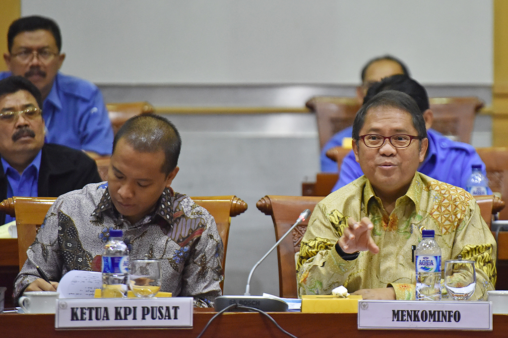 Menkominfo Rudiantara (kanan) didampingi Wakil Ketua KPI Pusat Sujarwanto Rahmat mengikuti rapat kerja dengan Komisi I DPR di Kompleks Parlemen, Senayan, Jakarta.